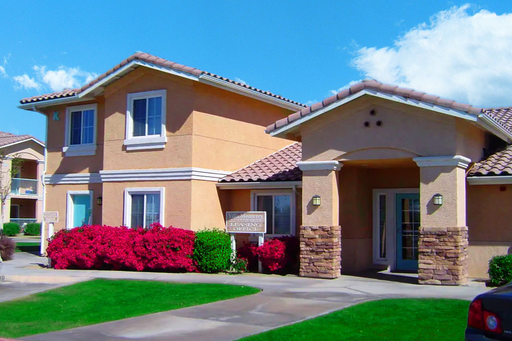 This image displays swimming pool photo of Villa Monterey Apartments