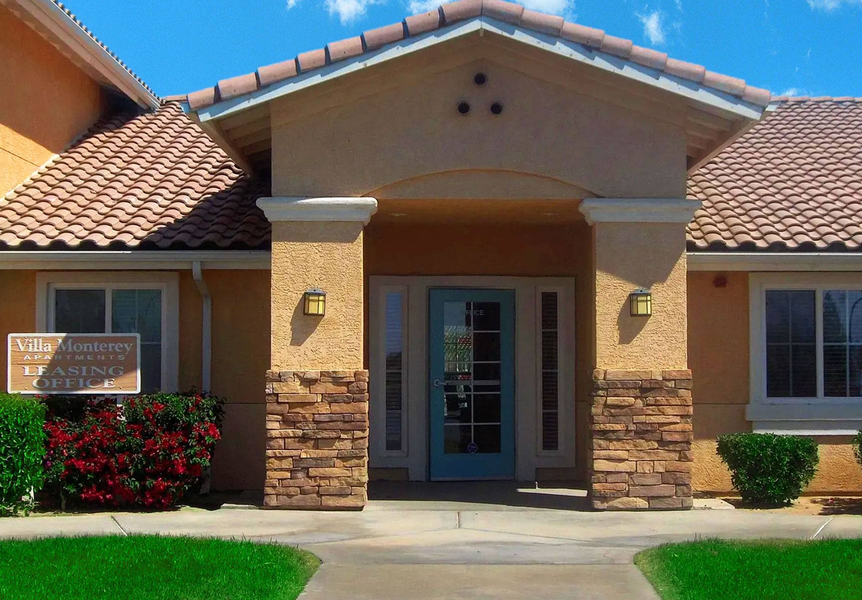 This image displays swimming pool photo of Villa Monterey Apartments